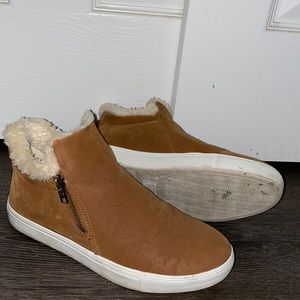 Womens size 9 Chesnut Sneakers